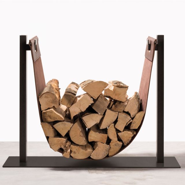 Saddle leather firewood carrier - Bormio | GioBagnara Venezia